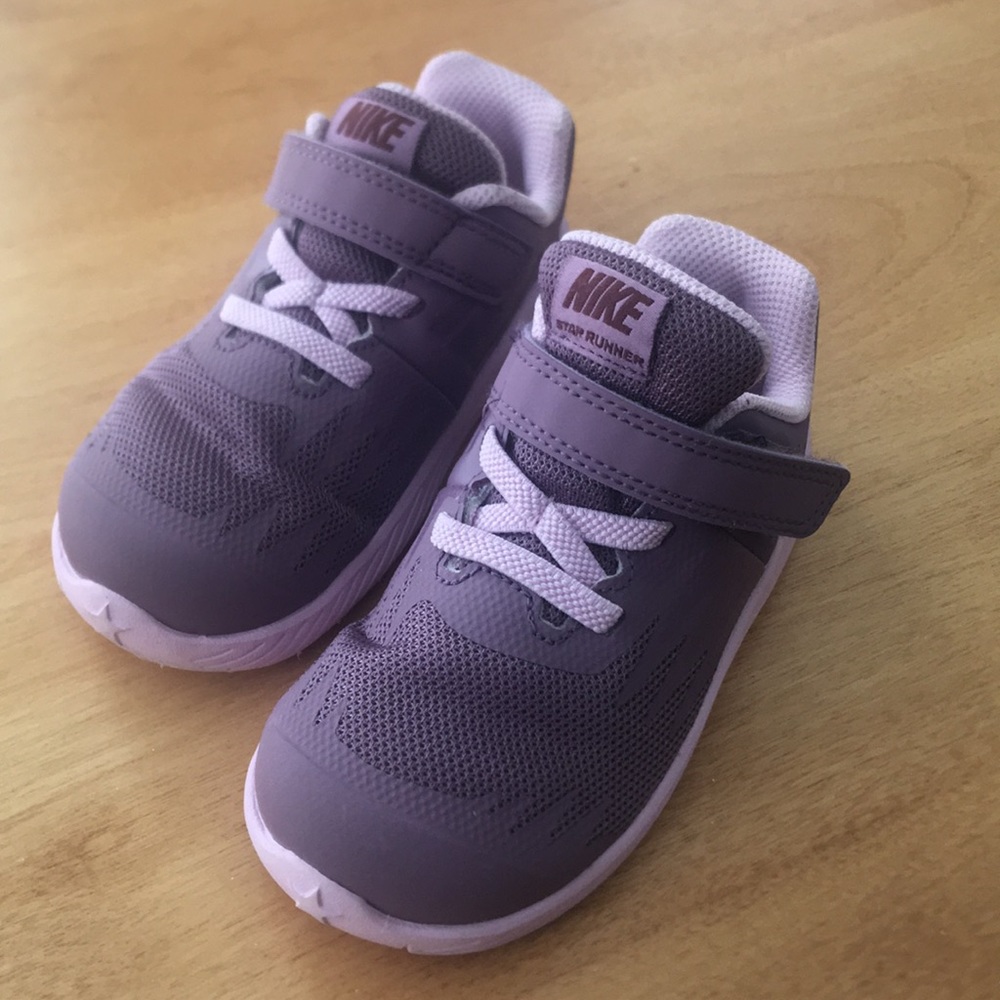 Toddler Nike tennis shoes size 8